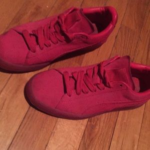 Pink pumas
